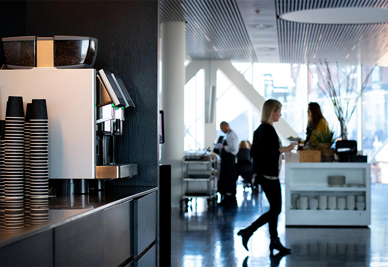 Dansk_Industri kontormiljø med kaffemaskine