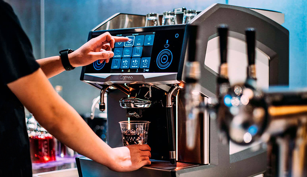 Kaffemaskine i gang med at brygge en kop kaffe