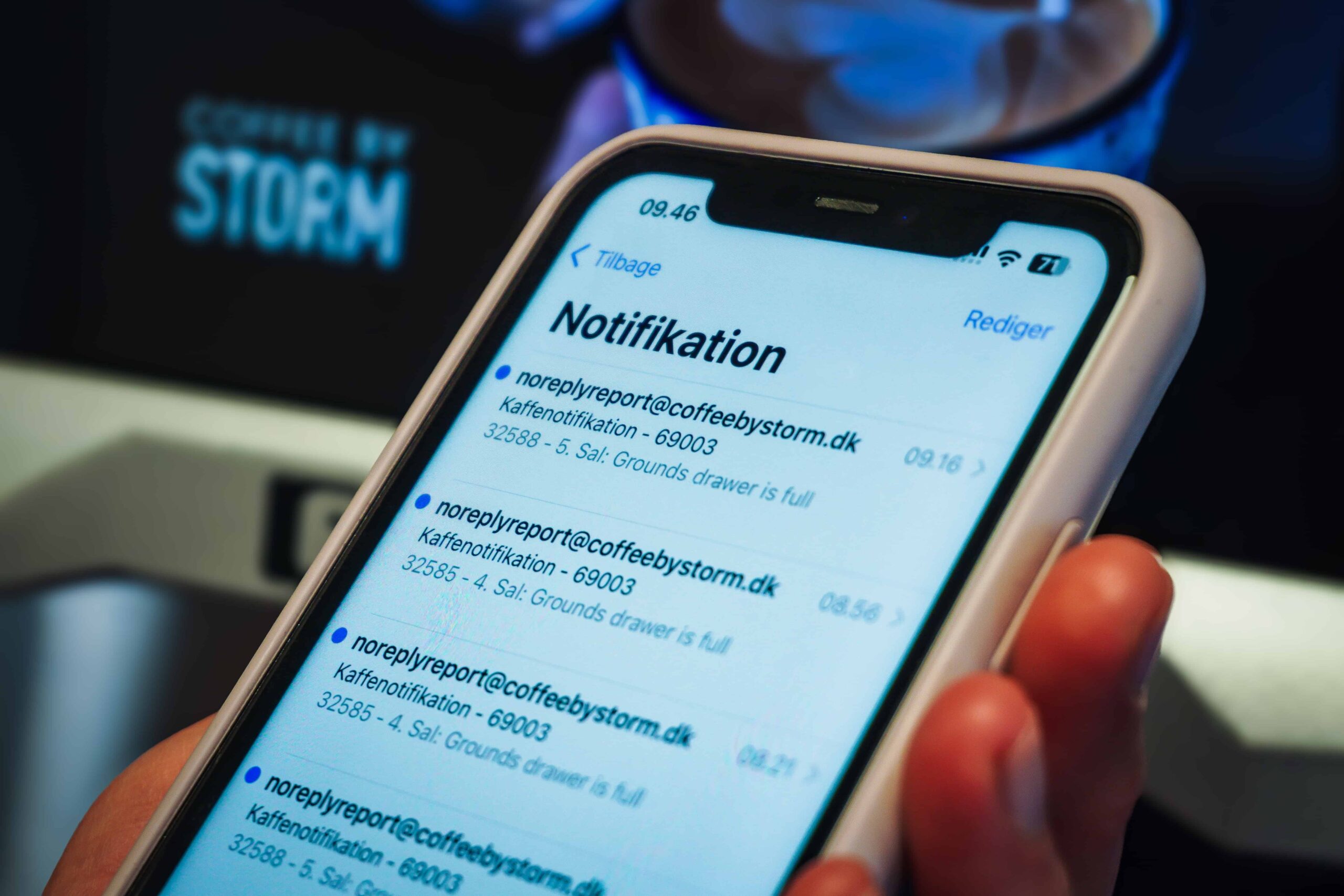 Notifikationer fra Coffee by Storms driftsportal kan lette hverdagen for facility personale, så man ved hvornår maskinen mangler kaffebønner, mælk, det er tid til rengøring, eller når kaffegrumsbeholderen er fuld. 